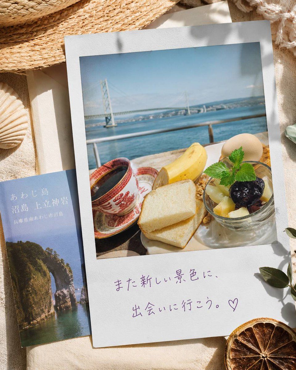 在米色亚麻布上创作一张温暖阳光照耀的旅行平铺摄影作品
